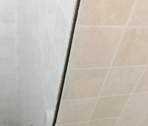 布尔津瓷砖空鼓维修公司分享阳台瓷砖脱落的修复过程可以分为以下几个步骤
