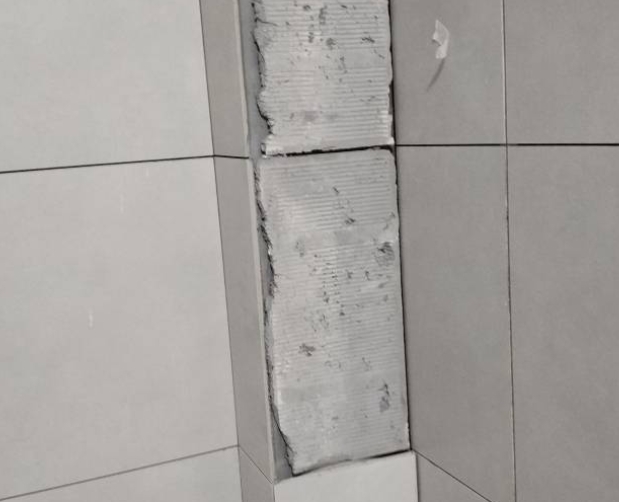 布尔津瓷砖空鼓维修公司分享下瓷砖施工前基层浇水润湿程度不足，可能导致以下问题