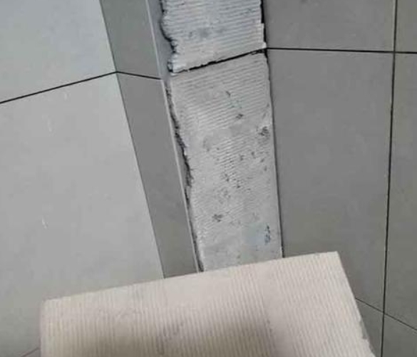 布尔津瓷砖空鼓维修公司分享下厨房瓷砖脱落的补救措施。